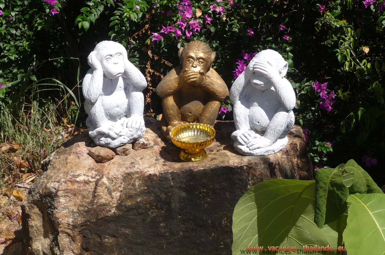 english photo 41, Near the Villa Paris, the 3 monkeys of wisdom see nothing, hear nothing, say nothing